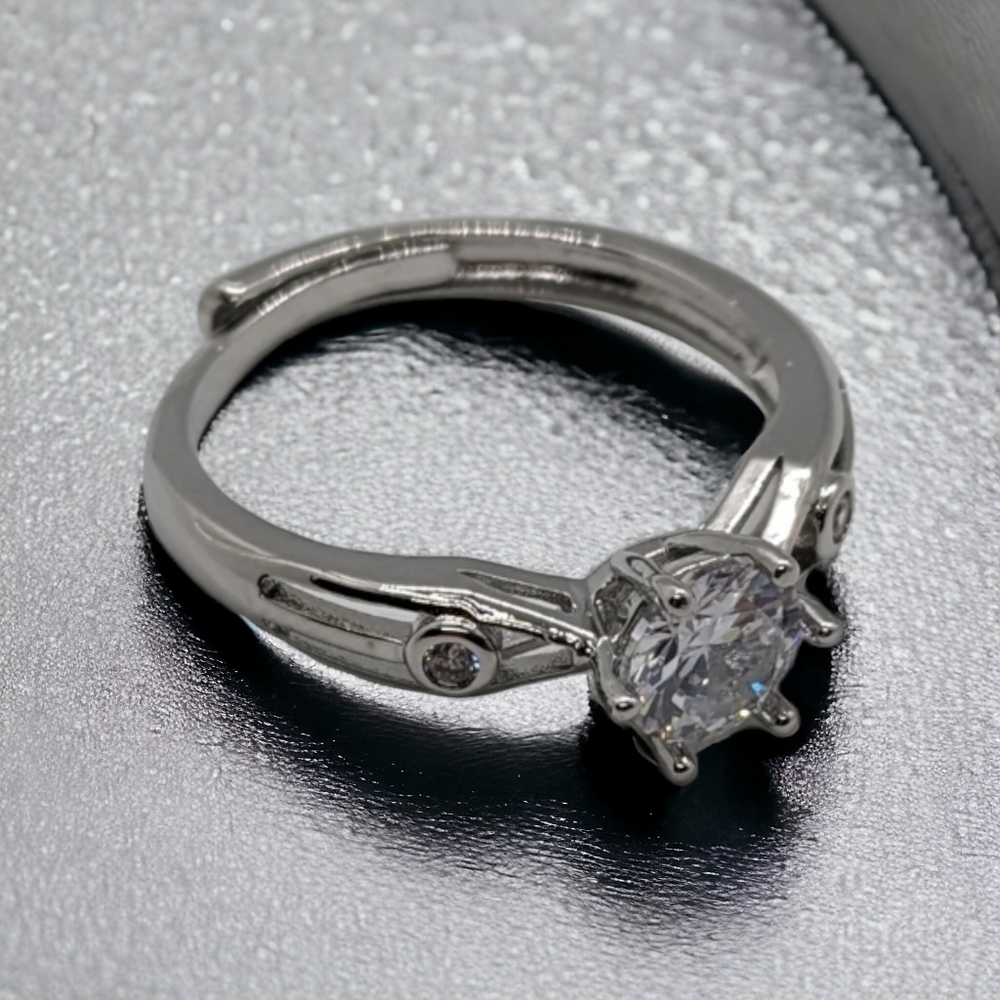 Platinum pt950 ring with cubic zirconia